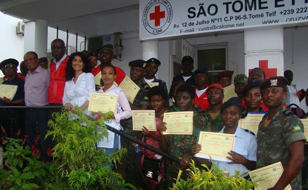 Formación de primeros auxilios y emergencias en la Cruz Roja de Santo Tomé y Príncipe.