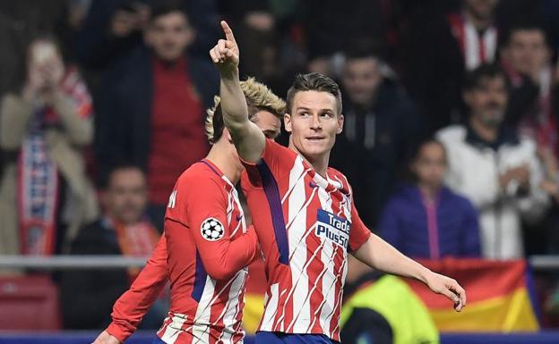 Gameiro celebra su gol ante la Roma junto a Griezmann. 