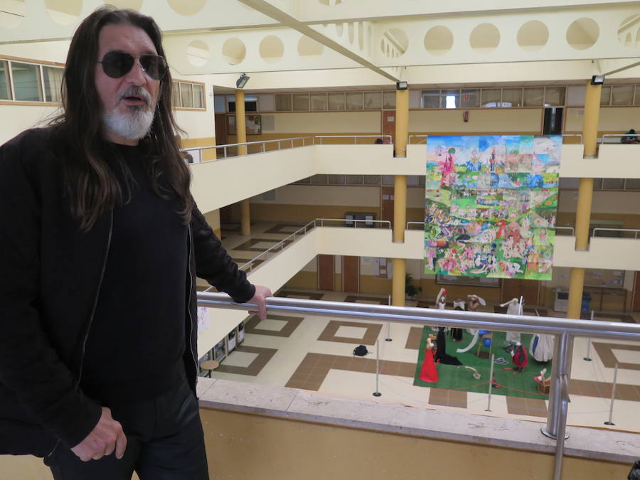 El dibujante leonés, ayudado de cerca de un centenar de artistas, crea un mural 'frankestein' sobre el Jardín de las Delicias que podría ser «el más grande del mundo»