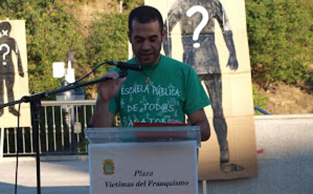 Abel Aparicio presenta en Albares de la Ribera su viaje en bicicleta por 'La ruta del Tuerto'