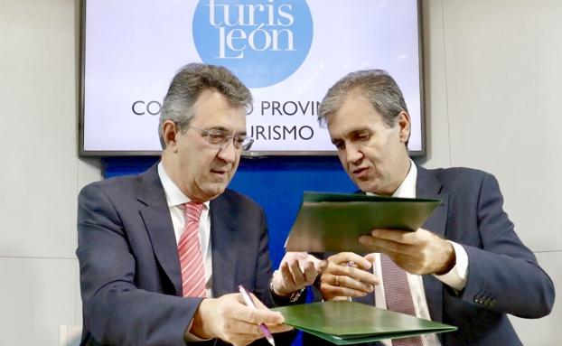 El presidente de la Diputación de León, Juan Martínez Majo, y el presidente de Renfe, Juan Alfaro, firman un convenio de colaboración. 