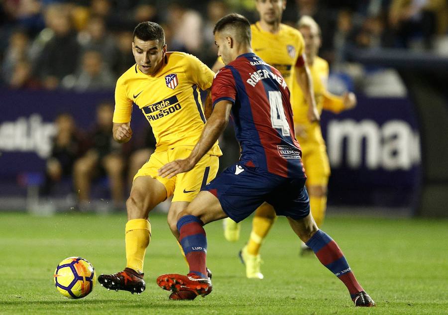 El conjunto rojiblanco venció por 5-0 en el Ciutat de València, donde no había ganado en la última década, con dobletes de Griezmann y Gameiro.