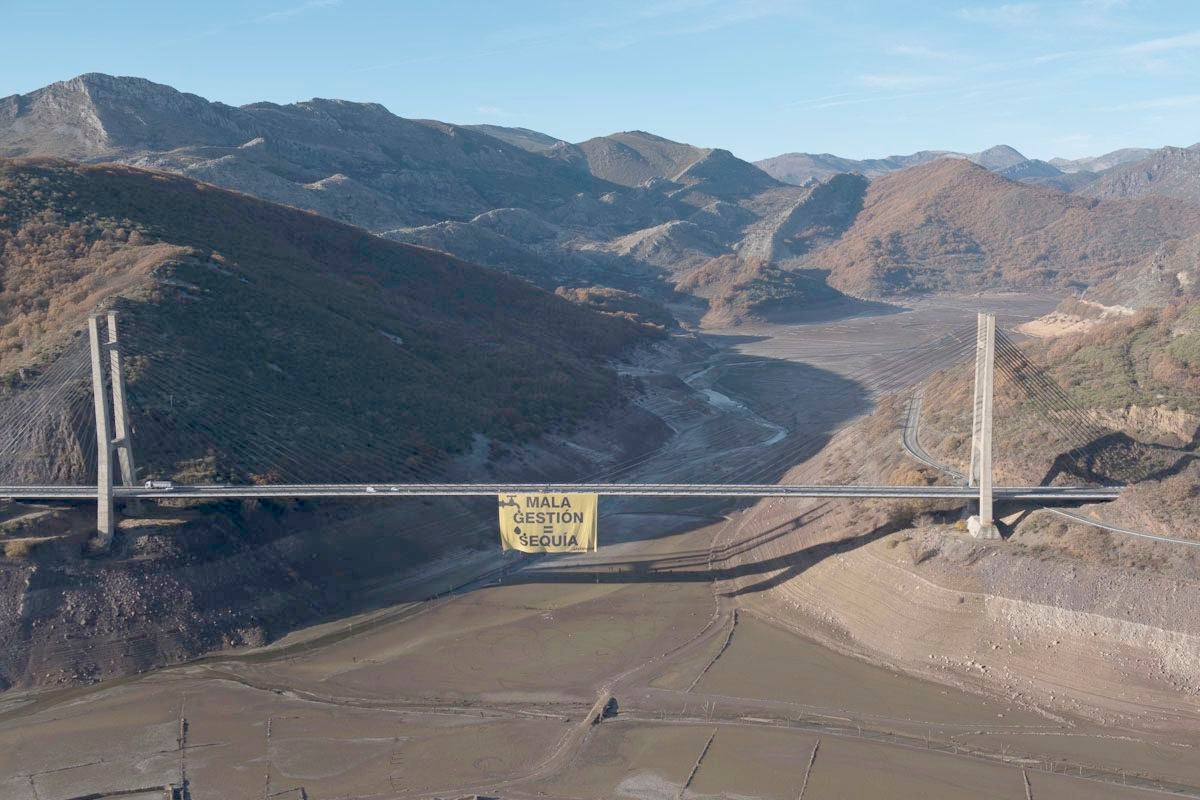 Greenpeace lleva su denuncia por la sequía con una pancarta gigante al pantano de Barrios de Luna.