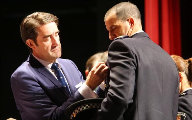 El consejero de Fomento durante el acto de entrega las medallas.