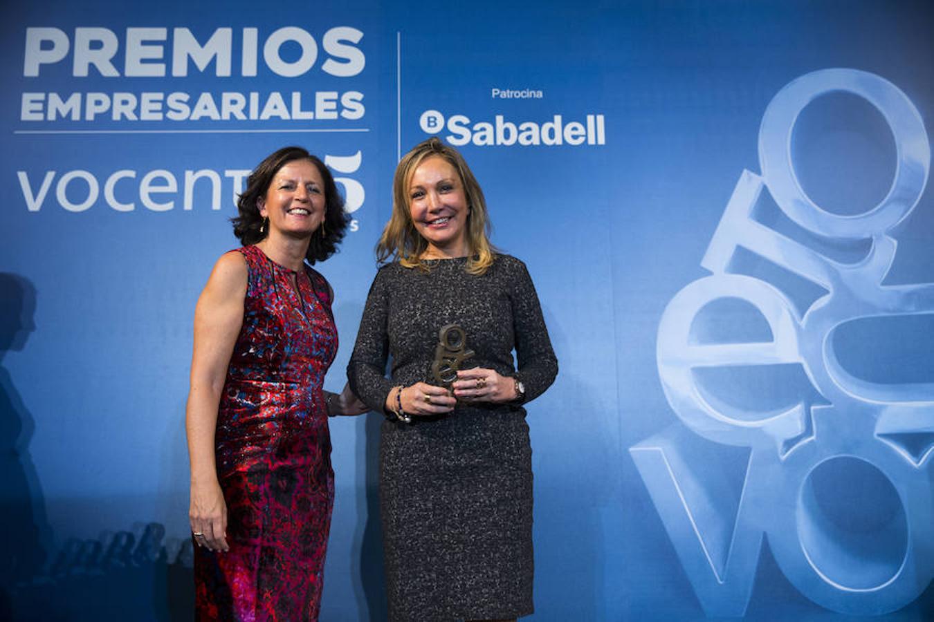María del Mar Fuertes (El Pozo) recibe el reconocimiento como la mejor empresa familiar.