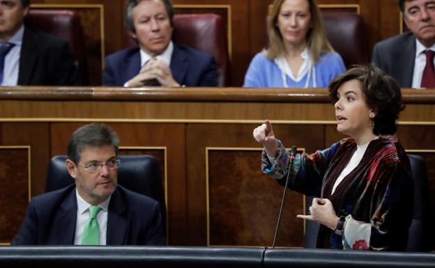 Soraya Sáenz de Santamaría junto a Rafael Catalá, este miércoles en el Congreso. 
