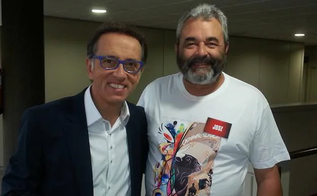 José Pinto junto al presentador de Saber y Ganar, Jordi Hurtado. 