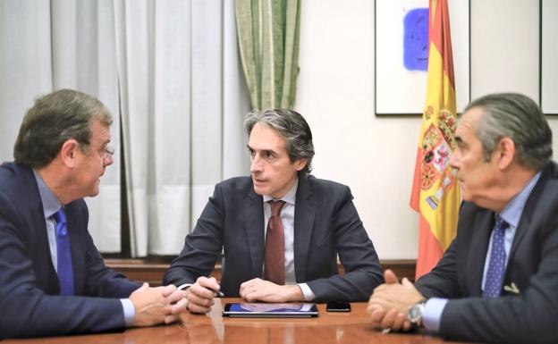 Un instante de la reunión mantenida entre el alcalde de León, Antonio Silván, el concejal de Hacienda, Agustín Rajoy, y el ministro de Fomento, De la Serna, en el Ministerio de Fomento.