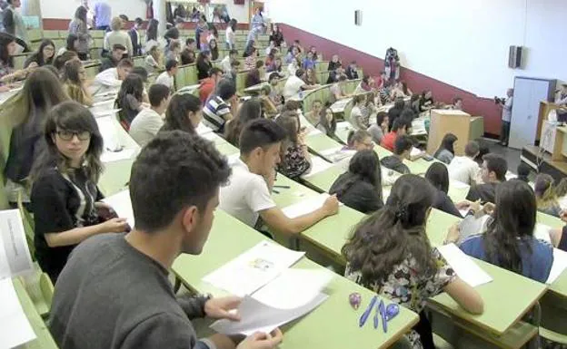 Alumnos realizando la prueba de acceso a la Universidad
