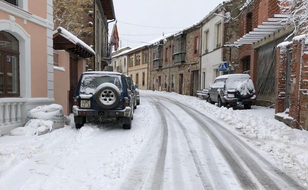 La nieve cierra tres puertos en Burgos y obliga a usar cadenas en otras 14 carreteras de Castilla y León