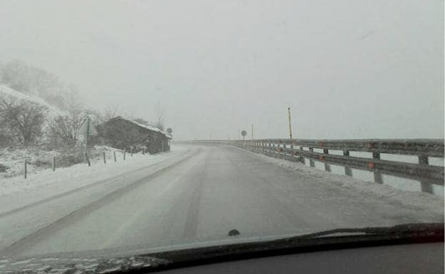 La nieve complica la circulación en las carreteras comarcales.