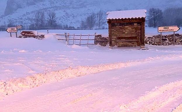 Estado de la carretera de acceso a Cármenes.