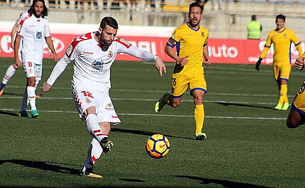 Rodri Ríos chuta para marcar el primero.