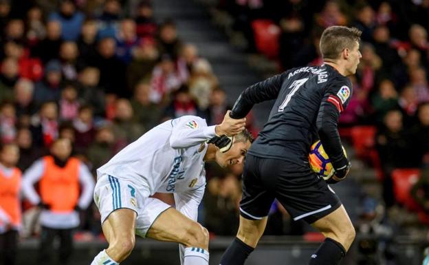 Cristiano Ronaldo se ayuda en Kepa durante el partido de San Mamés. 