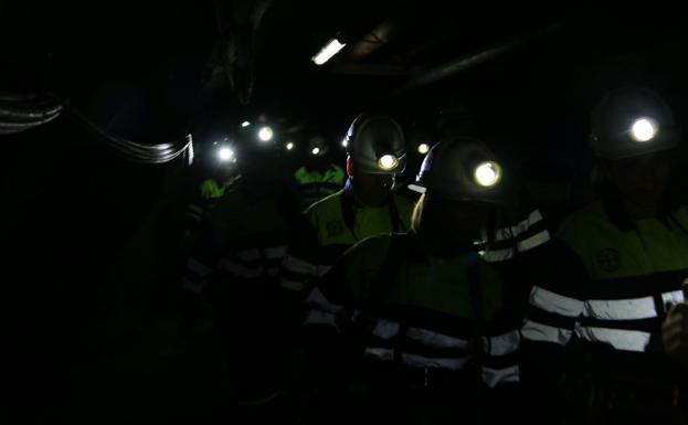 Mineros en el interior de una explotación leonesa.