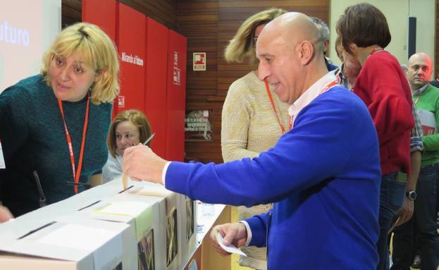 José Antonio Diez vota en el Congreso del PSOE de León. 