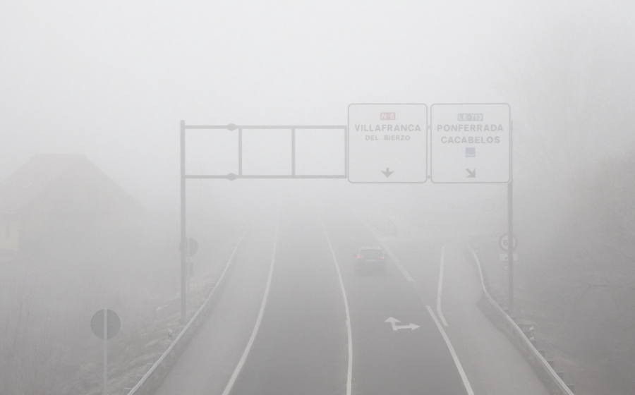 La carretera N-VI a su paso por Ponferrada, afectada por la intensa niebla