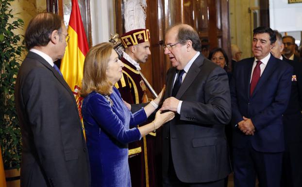 Herrera saluda a la presidenta del Congreso, Ana Pastor.