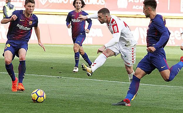 Rodri dispara ante el Barcelona B.