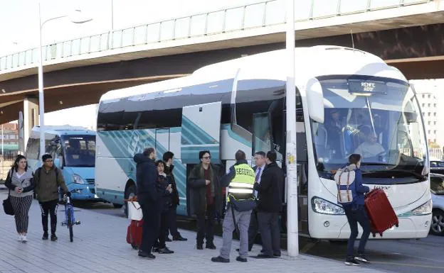 Pasajeros afectados por el cierre de la vía, que fueron trasladados en autobús hasta León.