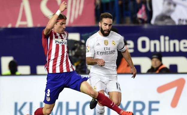 Dani Carvajal (d) pelea con un balón con Filipe Luis en el último derbi. 