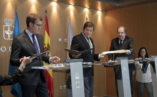 El presidente gallego, Alberto Núñez Feijóo, y el asturiano, Javier Fernández, escuchan el discurso de su homólogo de Castilla y León, Juan Vicente Herrera.