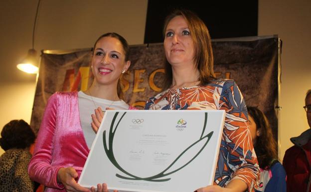 Galería. Carolina Rodríguez cede una réplica de su diploma olímpico al Museo del Deporte.