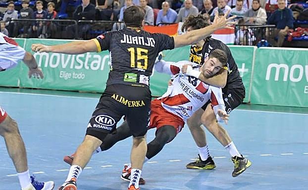 Juanjo y Carou tratan de frenar a Juan Castro.