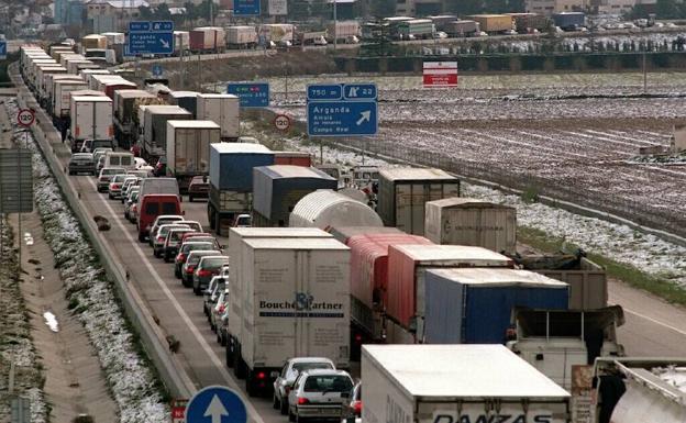 Numerosos vehículos permanecen atrapados en la N III, como consecuencia del hielo acumulado en la calzada en una imagen de archivo