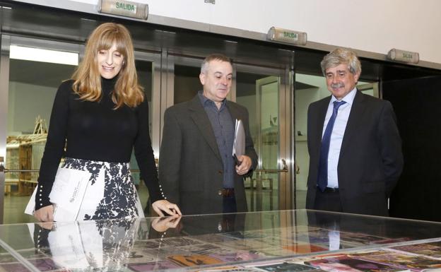 La directora general de Políticas Culturales, Mar Sancho, presenta la programación expositiva para el primer semestre 2018 del Museo de Arte Contemporáneo de Castilla y León. Junto a ella, el director del museo, Manuel Olveira y el rector de la ULE, Juan Francisco García Marín (D).