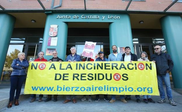 La plataforma Bierzo Aire Limpio durante su concentración ante la sede de la Junta en Ponferrada.