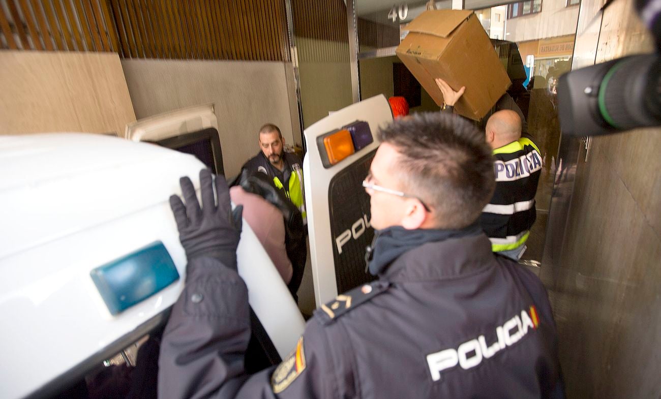 Los jugadores, en el momento de descender del vehículo policial.