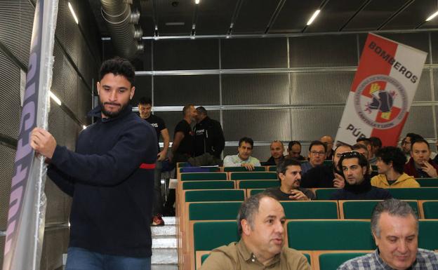 Un bombero durante la reunión de la Plataforma.