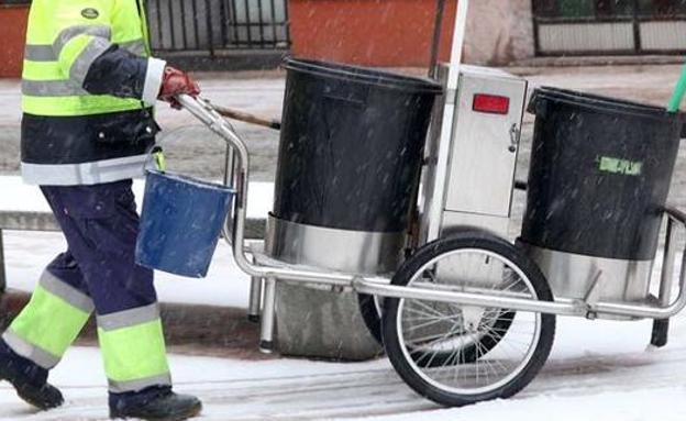 Un trabajador del servicio de limpieza. 