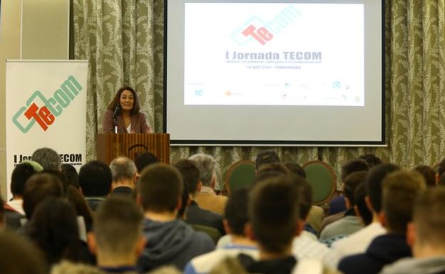 La alcaldesa de Ponferrada, Gloria Fernández Merayo, durante la inauguración de la jornada. 