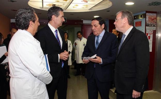 El consejero, durante su visita al Hospital de León. 