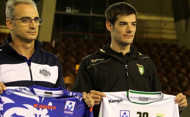 Rafa Guijosa y el segundo entrenador de Anaitasuna.