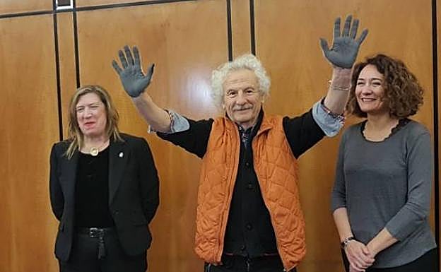 El Brujo, tras dejar su huella en el cemento. 