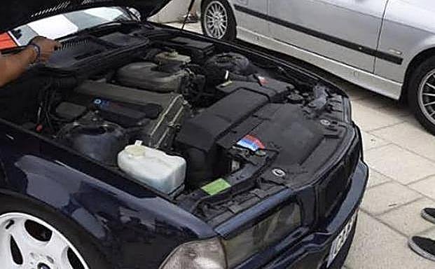 Interior del capó de un coche.