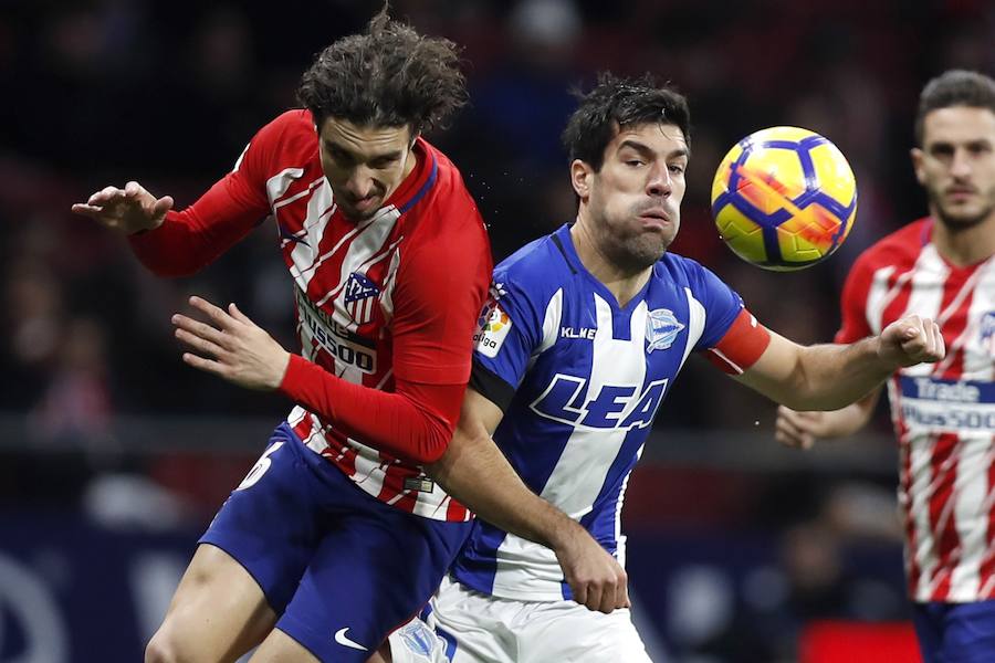 Un gol de Fernando Torres, que partió de suplente, a falta de 20 minutos para el final, dio la victoria al Atlético ante el Alavés en la jornada 16 de Liga.