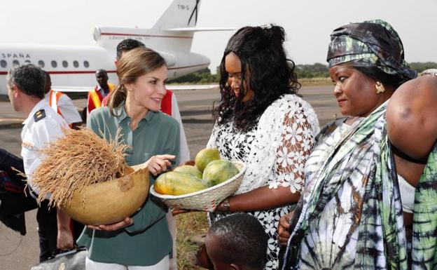 La reina Letizia, a su llegada a Ziguinchor, donde acudió a la presentación del programa que la Agencia Española de Cooperación Internacional de Desarrollo impulsa junto a la Facultad de Medicina de la ciudad.