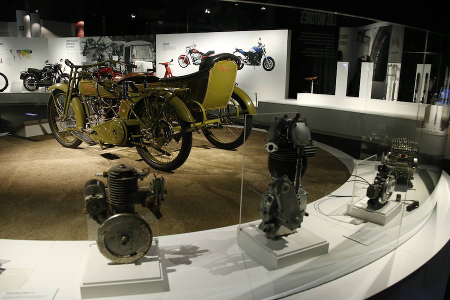 El Museo Nacional de Ciencia y Tecnología de España (MUNCYT) conjuga la astronomía y el mundo del motociclismo en 'Universo Moto', exposición de más de 90 piezas que abre sus puertas este sábado 23 de diciembre.