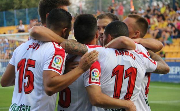 Los jugadores de la Cultural celebran un gol.