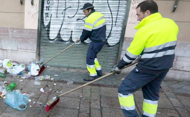 Trabajadores de la limpieza, en el casco histórico, limpiando las calles tras un botellón.