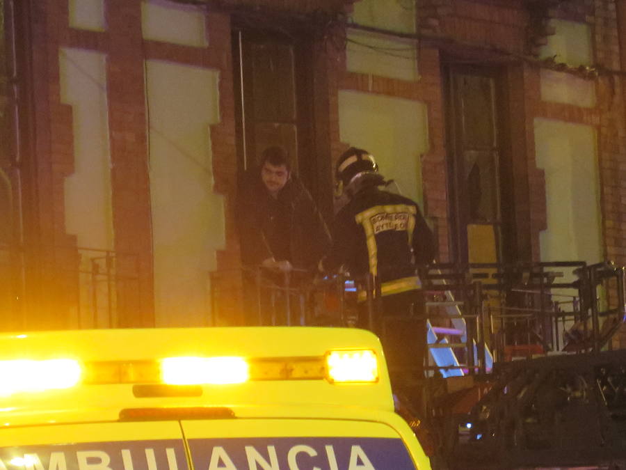 En el lugar se han vivido momentos de pánico ante el temor de algunos vecinos a que hubiera víctimas | Bomberos y Policía han desalojado todas las viviendas