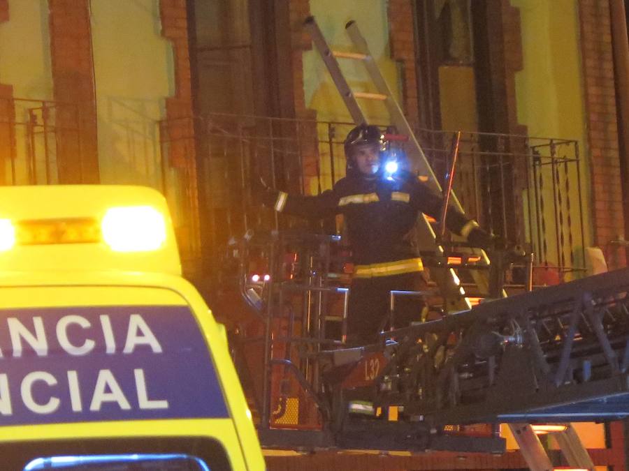 En el lugar se han vivido momentos de pánico ante el temor de algunos vecinos a que hubiera víctimas | Bomberos y Policía han desalojado todas las viviendas