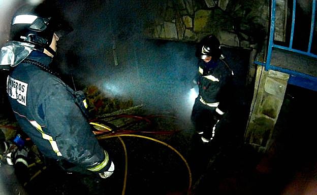 Imagen de los bomberos en el lugar del incendio.
