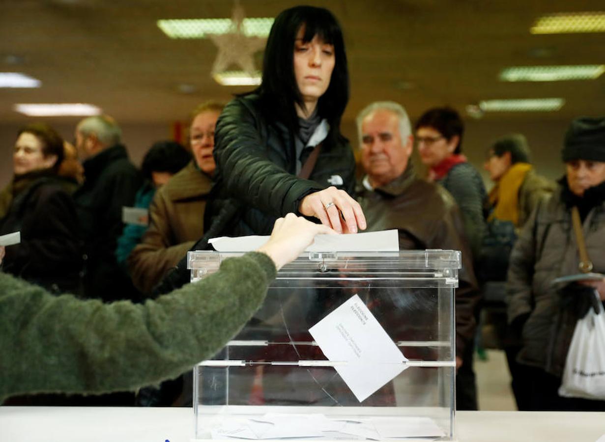 Normalidad en los colegios de Cataluña durante las primeras horas de lla jornada electoral.