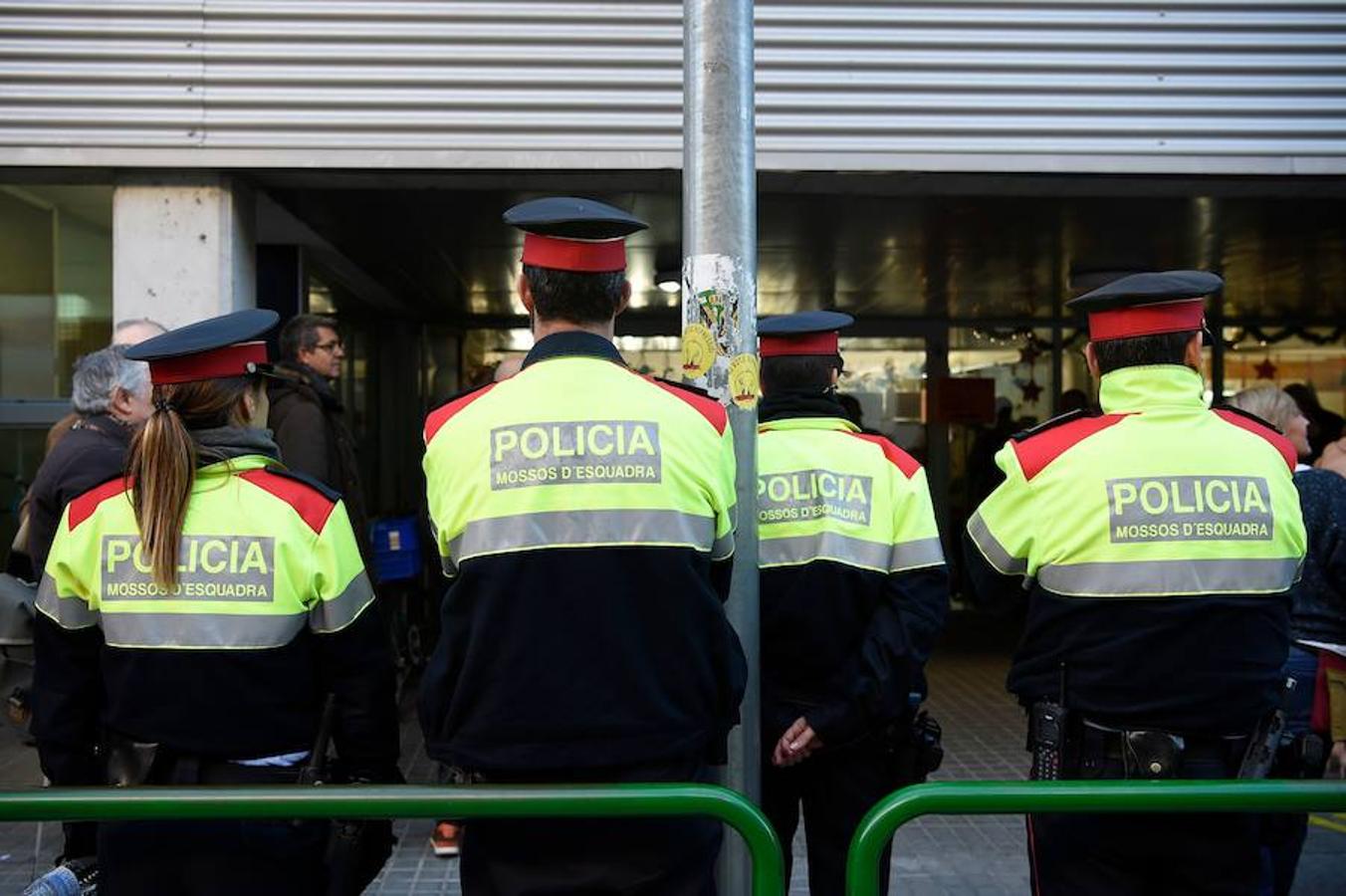 Normalidad en los colegios de Cataluña durante las primeras horas de la jornada electoral.