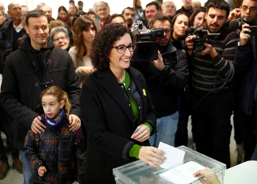 Los principales líderes de las diferentes fuerzas políticas que concurren a las elecciones, votan en sus respectivos colegios electorales.